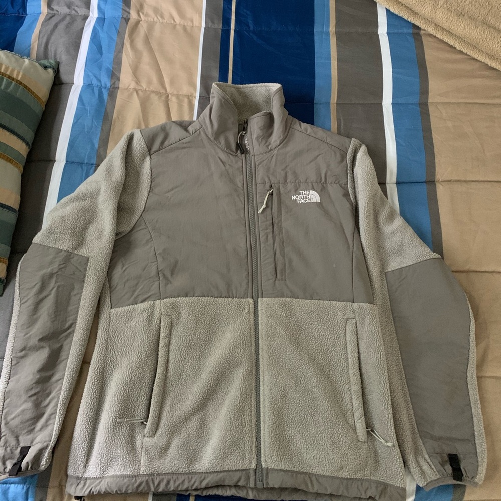 Gray Woman’s North Face!